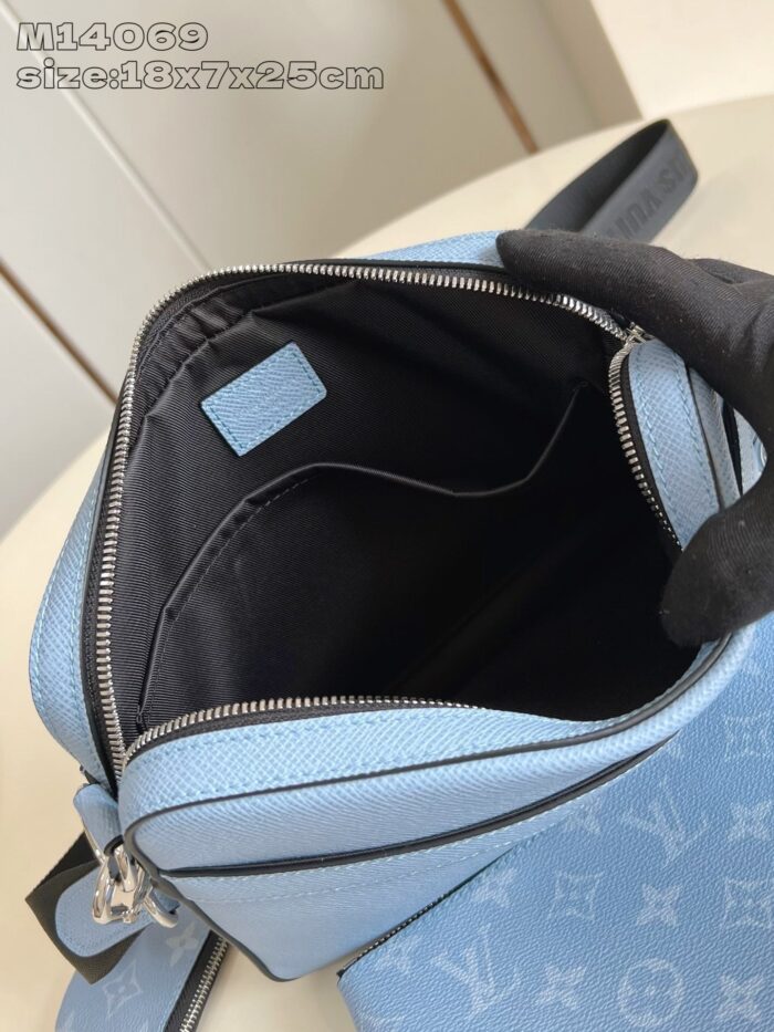Borsa in pelle blu con interno nero, design moderno, resistente e ideale per ogni occasione.