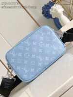 Borsa moderna blu chiaro con tracolla regolabile, design elegante e dettagli di lusso.