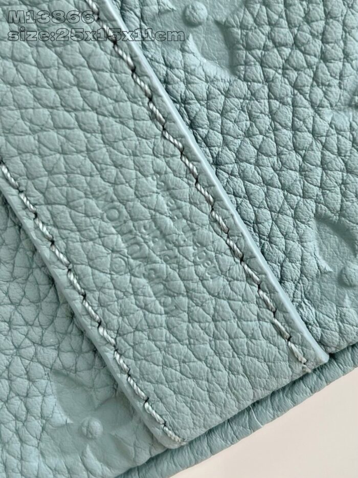 Dettaglio di pelle color menta con cuciture rinforzate e superficie tessellata elegante.