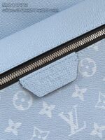 Borsa di lusso azzurro pastello in pelle texturizzata con zip elegante e dettagli raffinati.