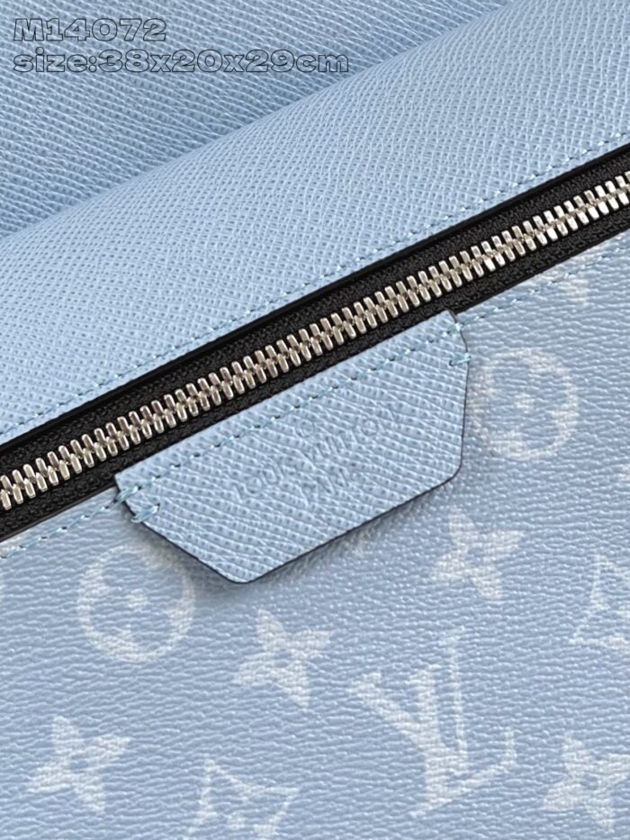 Borsa di lusso azzurro pastello in pelle texturizzata con zip elegante e dettagli raffinati.