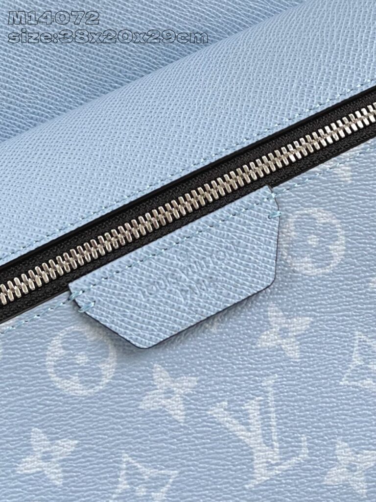 Borsa di lusso azzurro pastello in pelle texturizzata con zip elegante e dettagli raffinati.