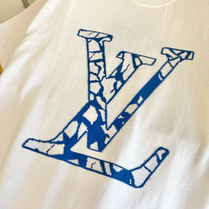 T-Shirt Louis Vuitton con logo blu crackle, stile moderno e di lusso.