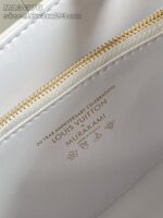 Interno di Louis Vuitton 10 Anni, Murakami, dettagli in oro e design artistico elegante.