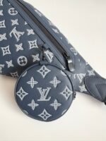 Set di accessori Louis Vuitton in monogramma navy, pochette e borsa a tracolla di lusso