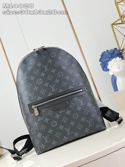 Zaino Louis Vuitton grigio monogramma, elegante e moderno, ideale per ogni stile di vita.