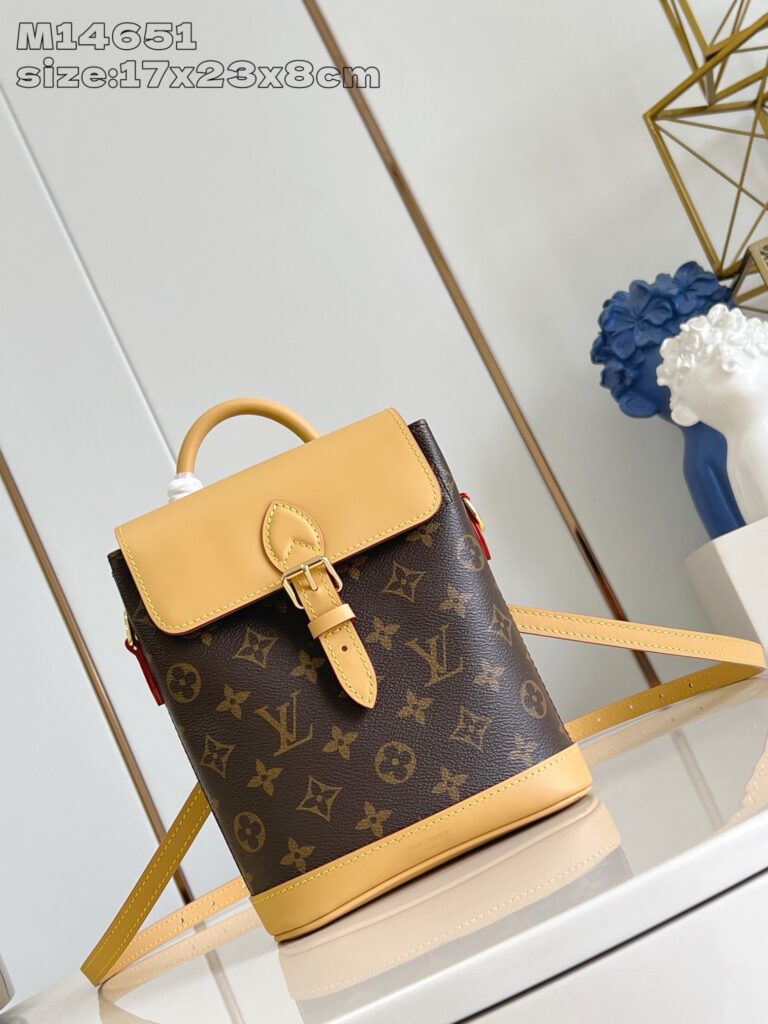 Zaino Louis Vuitton Monogram con dettaglio giallo e rosso, stile elegante e pratico.