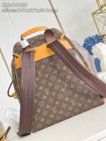 Zaino Louis Vuitton Monogram con dettagli arancione, stile elegante e funzionale per ogni occasione.