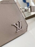 Borsa Louis Vuitton in pelle con logo intrecciato, elegante e di alta qualità.
