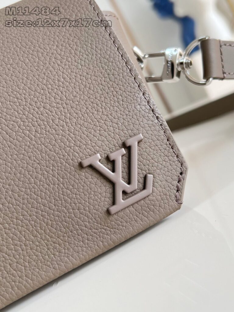 Borsa Louis Vuitton in pelle con logo intrecciato, elegante e di alta qualità.