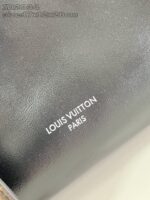 Borsa Louis Vuitton in pelle nera di lusso con logo iconico e design elegante.