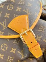Dettaglio tracolla Louis Vuitton in Monogram Canvas con fibbia in metallo e dettaglio in pelle arancione
