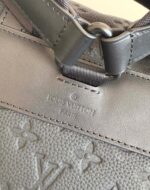 Borsa Louis Vuitton in pelle grigia, logo embossato, dettagli di lusso e stile minimalista.
