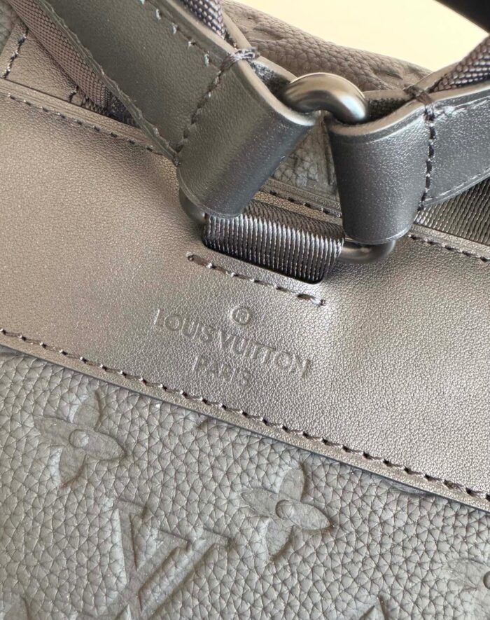 Borsa Louis Vuitton in pelle grigia, logo embossato, dettagli di lusso e stile minimalista.