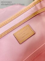 Interno rosa di Louis Vuitton con etichetta in pelle beige e cerniera elegante.