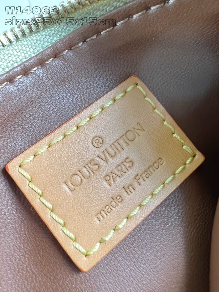 Etichetta Louis Vuitton autentica, simbolo di lusso e artigianato francese.