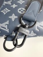 Clip in metallo Louis Vuitton su borsa in tessuto Monogram, elegante e di alta qualità.