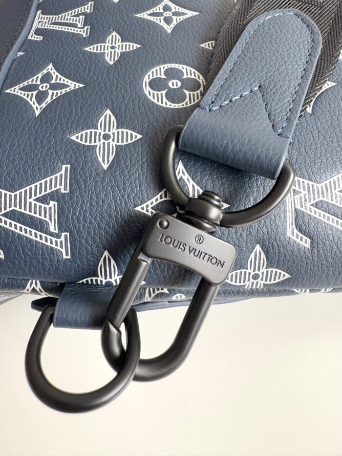 Clip in metallo Louis Vuitton su borsa in tessuto Monogram, elegante e di alta qualità.