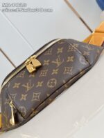 Borsa Louis Vuitton Monogram in pelle con dettagli in oro e tracolla colorata, elegante e resistente.