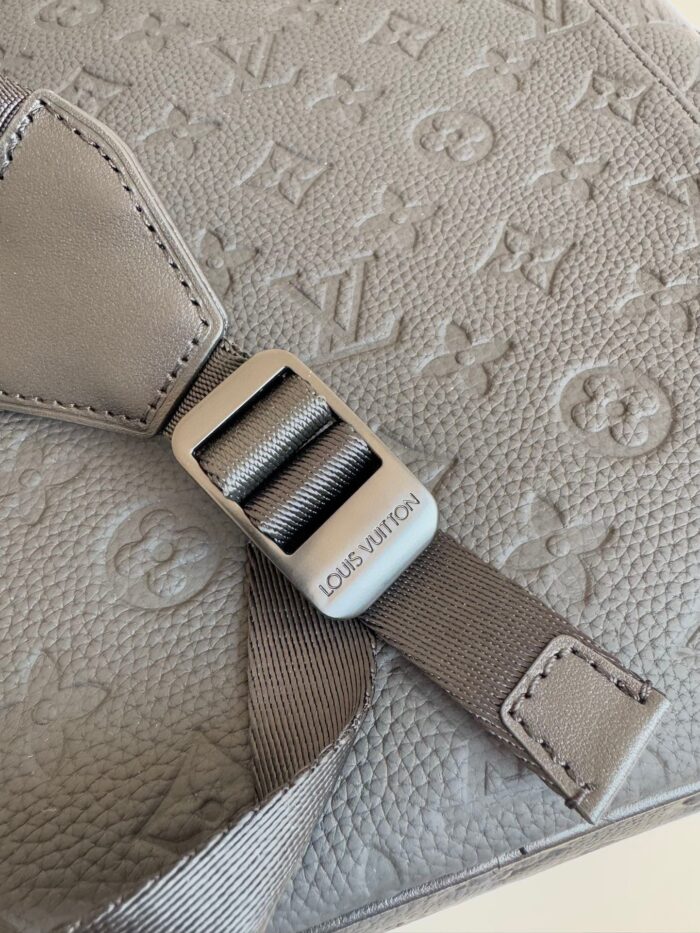 Borsa di lusso in pelle grigia con dettaglio strap e fibbia in metallo satinato.