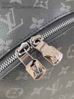 Chiusura lampo di lusso su borsa di design con dettagli eleganti e materiali premium.