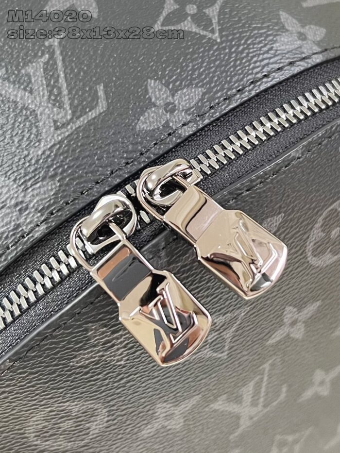 Chiusura lampo di lusso su borsa di design con dettagli eleganti e materiali premium.