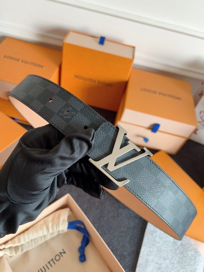 Cintura Louis Vuitton di lusso con logo LV e scatole arancioni eleganti.