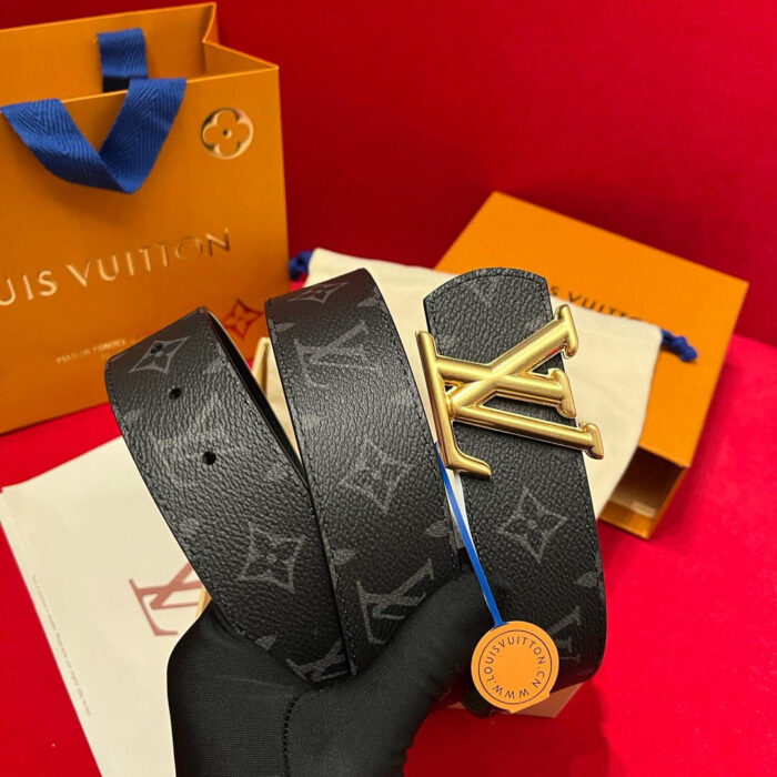 Cintura Louis Vuitton in pelle con fibbia dorata e shopper iconico, lusso e stile italiano.