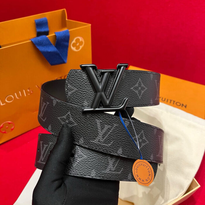 Cintura Louis Vuitton in pelle nera con fibbia logo, accessorio di lusso e design elegante.
