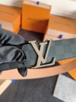 Cintura Louis Vuitton nera in pelle con fibbia metallica e logo LV, eleganza luxury.