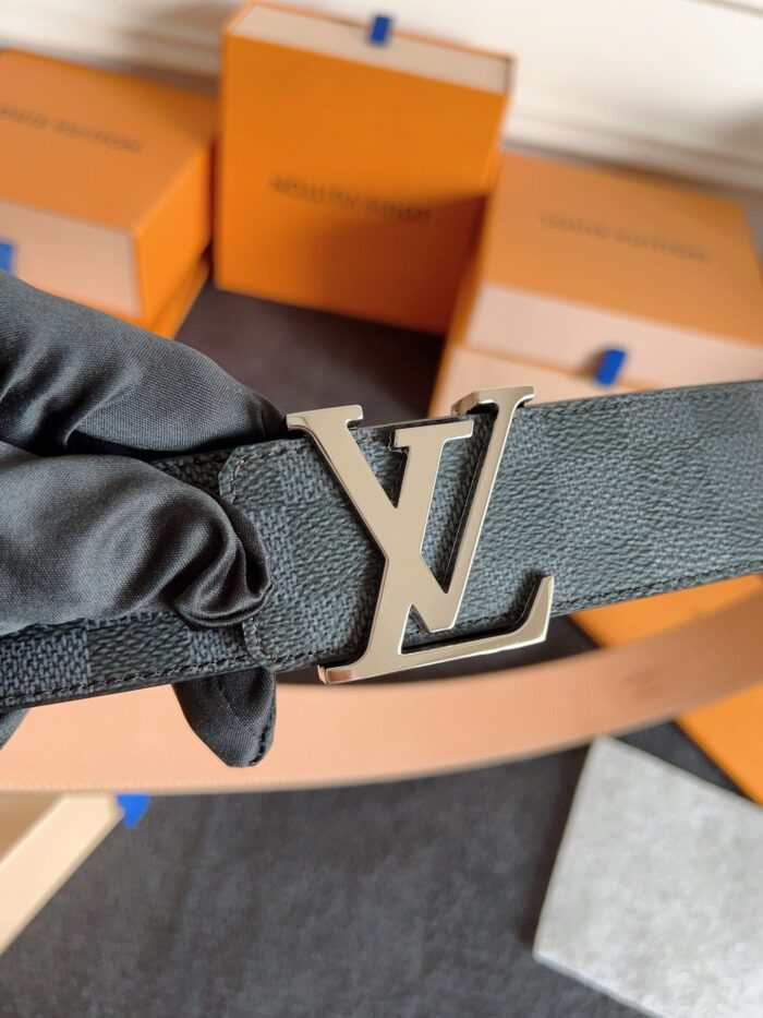 Cintura Louis Vuitton nera in pelle con fibbia metallica e logo LV, eleganza luxury.