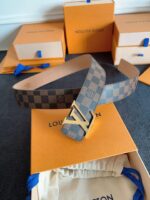 Cintura Louis Vuitton Damier con fibbia dorata, eleganza e lusso in un accessorio di classe.