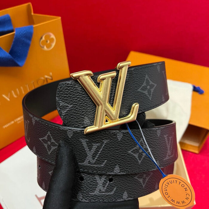 Cintura Louis Vuitton con fibbia oro e motivo monogramma su sfondo rosso elegante.