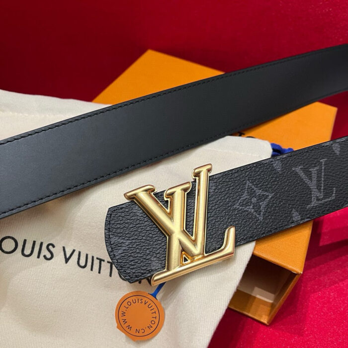 Cintura Louis Vuitton in pelle nera con fibbia dorata e monogramma, elegante e versatile.