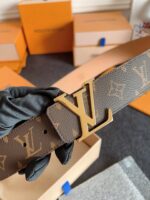 Cintura Louis Vuitton in pelle con fibbia oro, monogramma iconico e confezione di lusso.