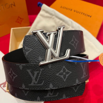 Cintura Louis Vuitton con fibbia argento e monogramma di lusso, accessorio elegante e versatile.