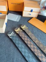 Collezione di cinture Louis Vuitton di lusso con borse nei eleganti packaging.