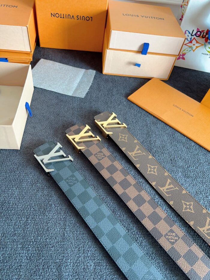 Collezione di cinture Louis Vuitton di lusso con borse nei eleganti packaging.