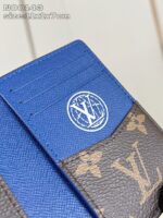 Portafoglio Louis Vuitton bifold blu e monogramma, elegante e compatto, ideale per ogni occasione.