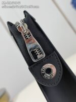 Borsa Louis Vuitton in pelle nera con zip argentata e dettagli di alta qualità.
