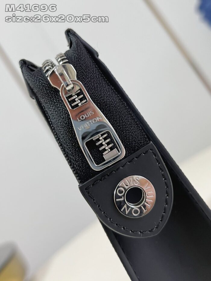 Borsa Louis Vuitton in pelle nera con zip argentata e dettagli di alta qualità.