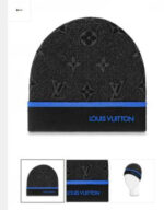Berretto Louis Vuitton nero con dettaglio blu e monogramma iconico, stile elegante e moderno.