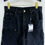 Jeans neri Louis Vuitton in denim con monogram embossato e dettagli dorati eleganti.