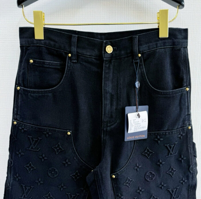 Jeans neri Louis Vuitton in denim con monogram embossato e dettagli dorati eleganti.