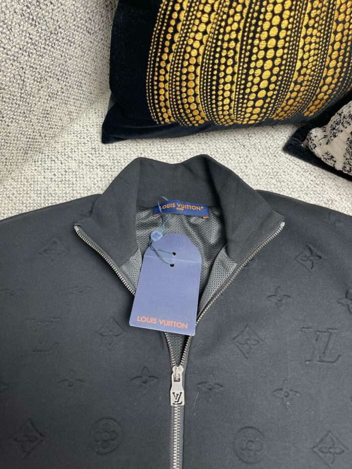 Giacca nera Louis Vuitton embossonata, elegante e moderna, dettaglio di alta moda e stile sofisticato.