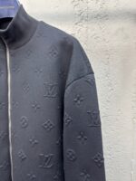 Felpa nera Louis Vuitton con motivo monogram embossato e collo high-neck elegante.