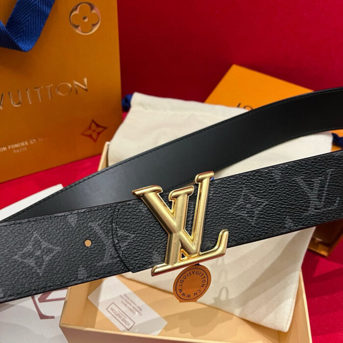 Cintura Louis Vuitton in pelle nera con fibbia dorata, eleganza e lusso autentici.