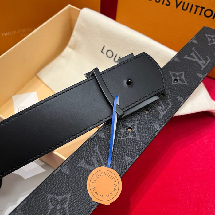 Cintura Louis Vuitton in pelle con monogramma elegante e fibbia minimalista, confezione di lusso inclusa.