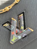 Borsa di lusso nera con logo colorato e dettagli in metallo dorato e catena elegante.