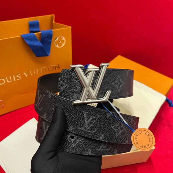 Cintura Louis Vuitton nera con logo in argento, confezione elegante con fiocco blu.